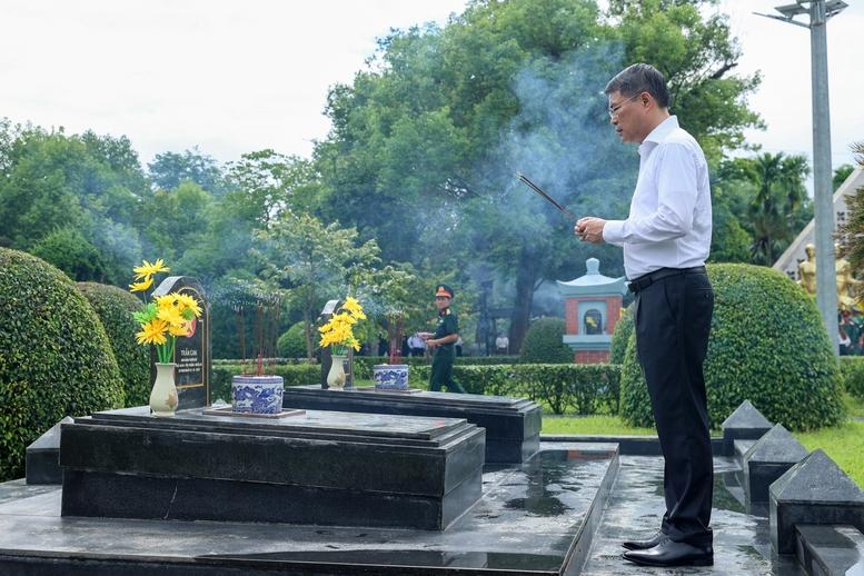 Thủ tướng Lê Minh Hưng tưởng niệm Chủ tịch Hồ Chí Minh, Đại tướng Võ Nguyên Giáp và các Anh hùng liệt sĩ tại Điện Biên Phủ- Ảnh 7.