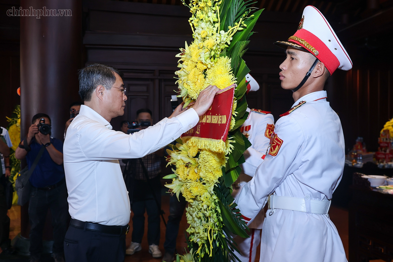 Thủ tướng Lê Minh Hưng tưởng niệm Chủ tịch Hồ Chí Minh, Đại tướng Võ Nguyên Giáp và các Anh hùng liệt sĩ tại Điện Biên Phủ- Ảnh 2.