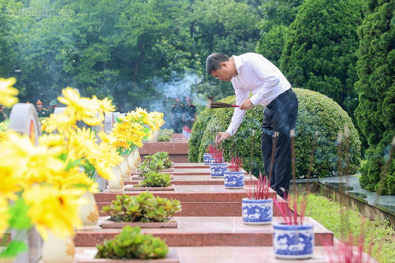 Thủ tướng Lê Minh Hưng tưởng niệm Chủ tịch Hồ Chí Minh, Đại tướng Võ Nguyên Giáp và các Anh hùng liệt sĩ tại Điện Biên Phủ- Ảnh 8.