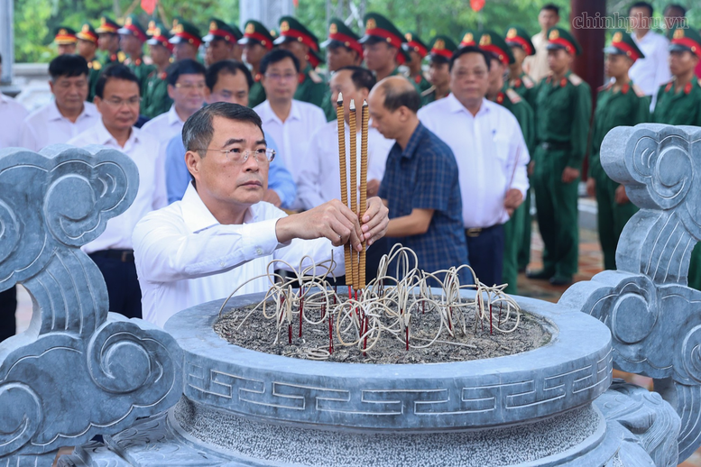 Thủ tướng Lê Minh Hưng tưởng niệm Chủ tịch Hồ Chí Minh, Đại tướng Võ Nguyên Giáp và các Anh hùng liệt sĩ tại Điện Biên Phủ- Ảnh 1.