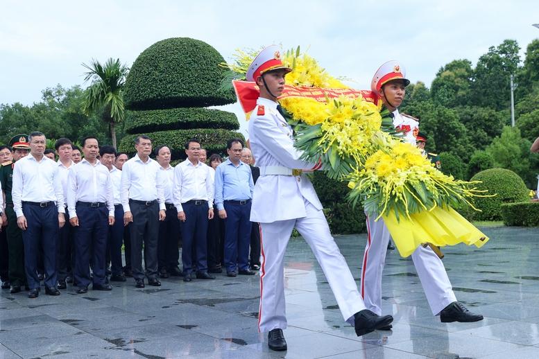 Thủ tướng Lê Minh Hưng tưởng niệm Chủ tịch Hồ Chí Minh, Đại tướng Võ Nguyên Giáp và các Anh hùng liệt sĩ tại Điện Biên Phủ- Ảnh 5.