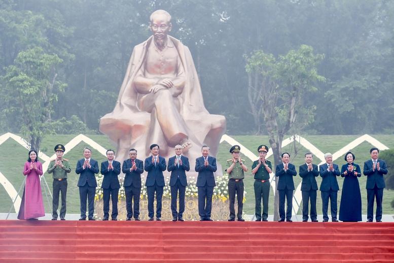 Khánh thành Tượng đài "Bác Hồ với ngày hội non sông" tại Đền Hùng- Ảnh 8.