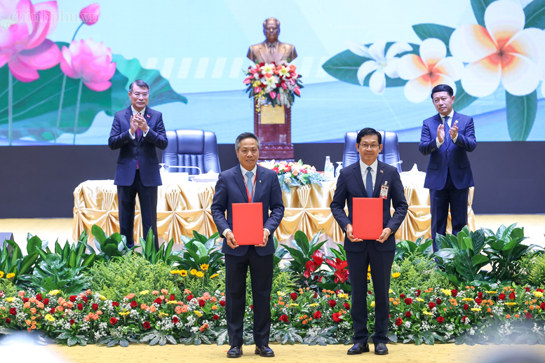 Hai Thủ tướng dự Hội nghị xúc tiến đầu tư Việt Nam-Lào: "Gắn kết chiến lược" trong lĩnh vực kinh tế- Ảnh 9.