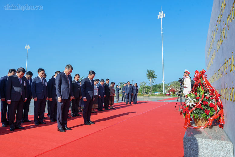 Hai Thủ tướng Việt Nam, Lào dâng hoa tưởng niệm Chủ tịch Hồ Chí Minh, Chủ tịch Kaysone Phomvihane, Chủ tịch Souphanouvong- Ảnh 3.