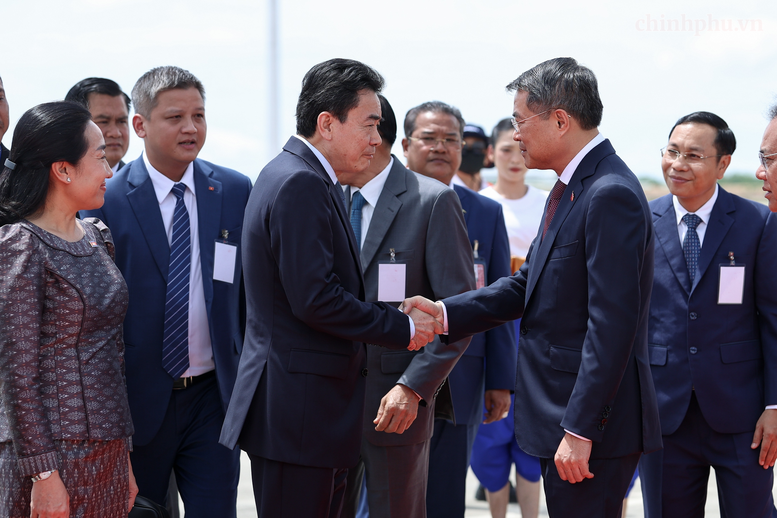 Thủ tướng Lê Minh Hưng tới Phnom Penh, bắt đầu chuyến thăm chính thức Campuchia- Ảnh 3.
