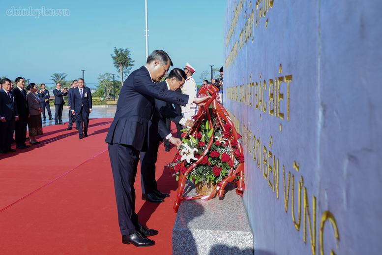 Hai Thủ tướng Việt Nam, Lào dâng hoa tưởng niệm Chủ tịch Hồ Chí Minh, Chủ tịch Kaysone Phomvihane, Chủ tịch Souphanouvong- Ảnh 2.