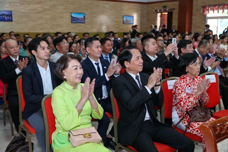 Thủ tướng Lê Minh Hưng gặp cộng đồng và các cơ quan đại diện Việt Nam tại Campuchia- Ảnh 7.