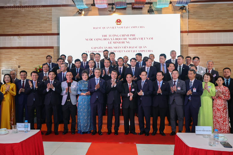 Thủ tướng Lê Minh Hưng gặp cộng đồng và các cơ quan đại diện Việt Nam tại Campuchia- Ảnh 8.