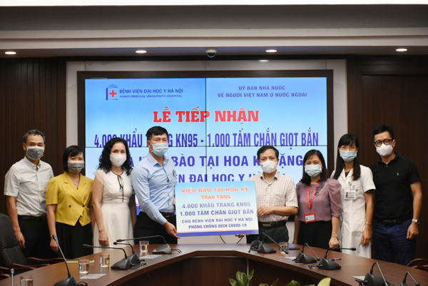 Ông Nguyễn Đăng Hiền trao tặng khẩu trang và tấm chắn giọt bắn cho Bệnh viện Đại học Y Hà Nội
