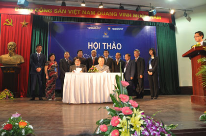 Lễ ký kết hợp tác giữa Hiệp hội Doanh nghiệp nhỏ và vừa VN và Hiệp hội Doanh nhân VN ở nước ngoài, Hà Nội, ngày 13/10/2011